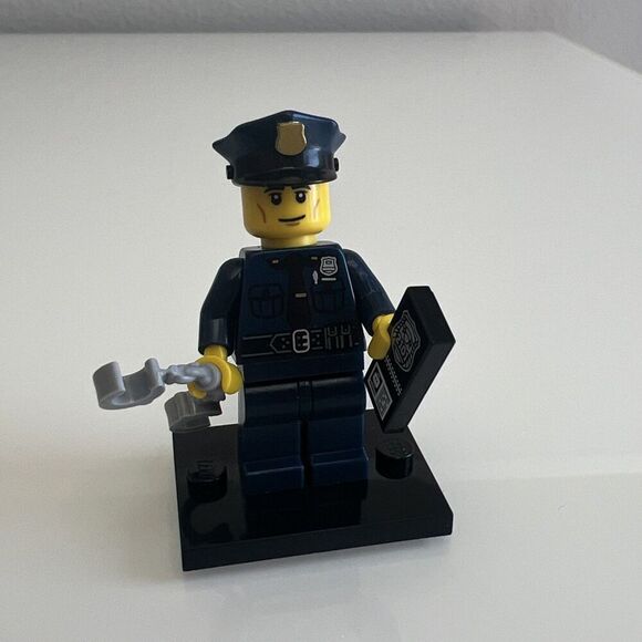 LEGO Series 9 Collectible Minifigures 71000 - Policeman col134 - Picture 1 of 2